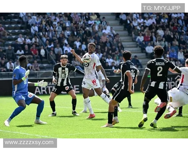 埃因霍温青年队迎战砍布尔队全力争胜展现青春风采 埃因霍温青年队迎战砍布尔队全力争胜展现青春风采